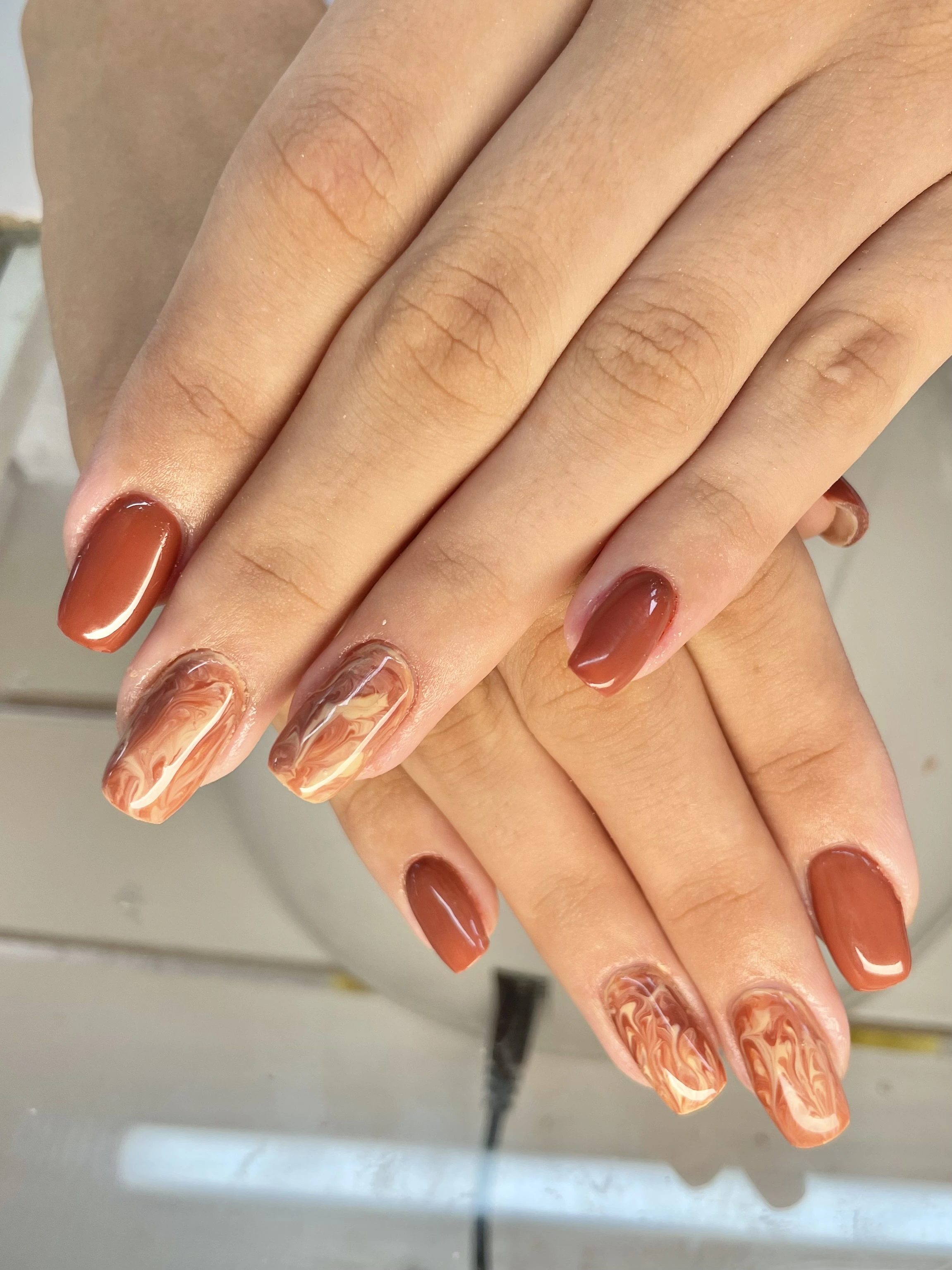 Diseño de uñas con glitter y decoración floral