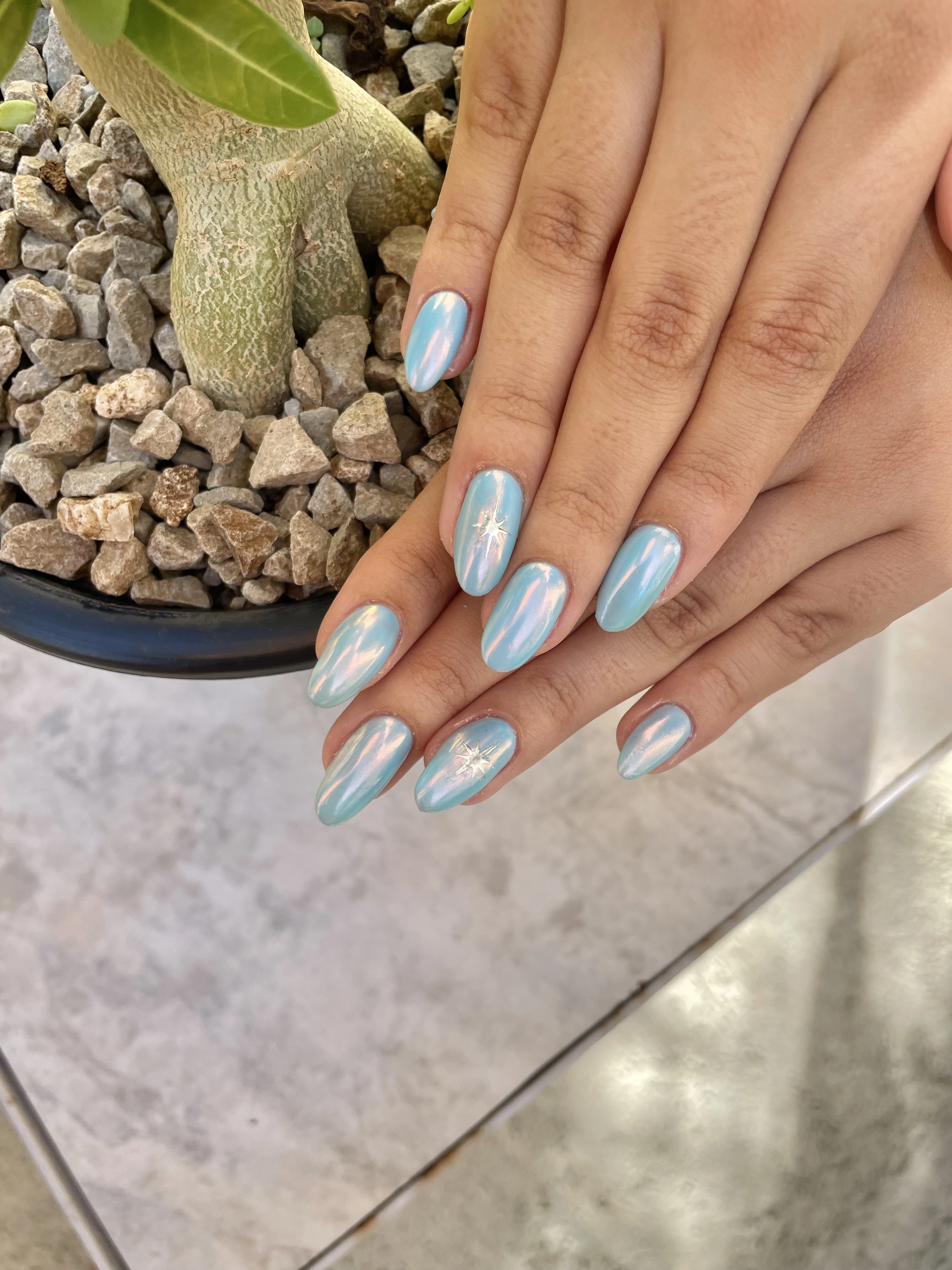 Manicura con diseño floral detallado