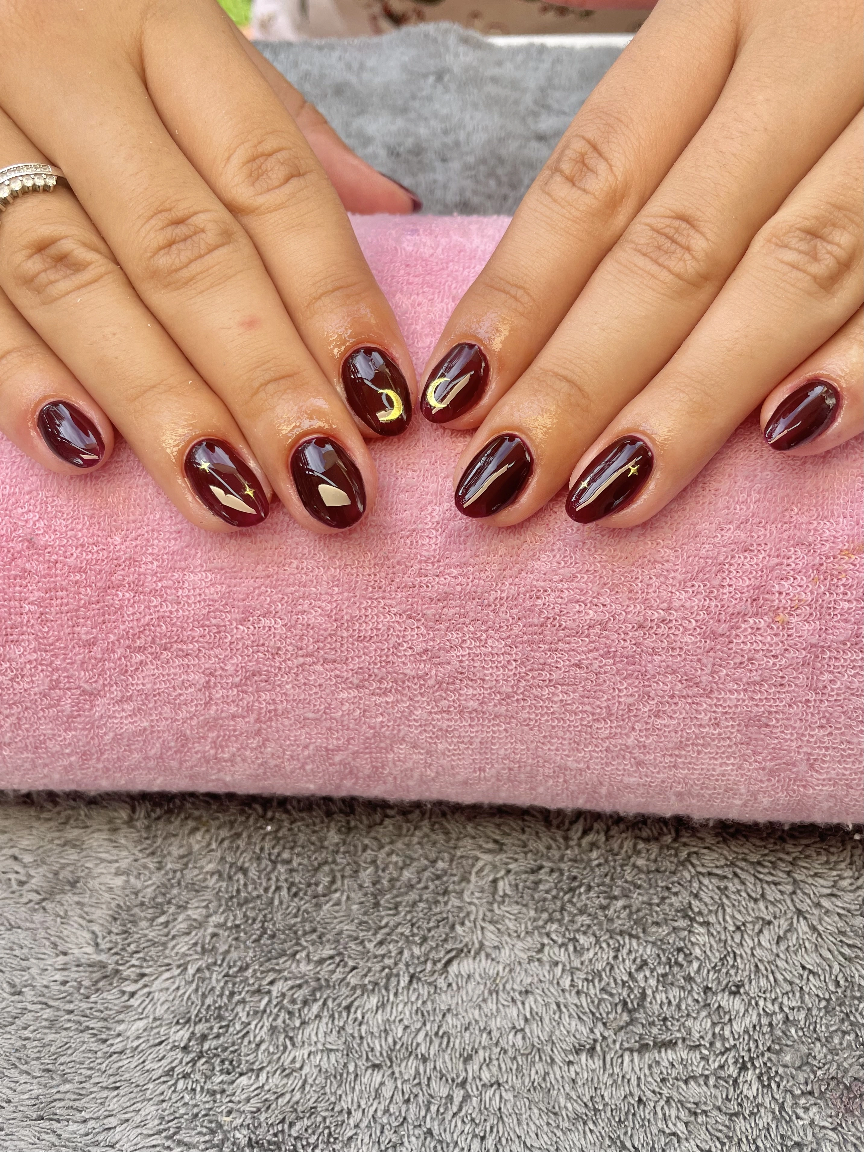 Manicura con efecto espejo y pedrería