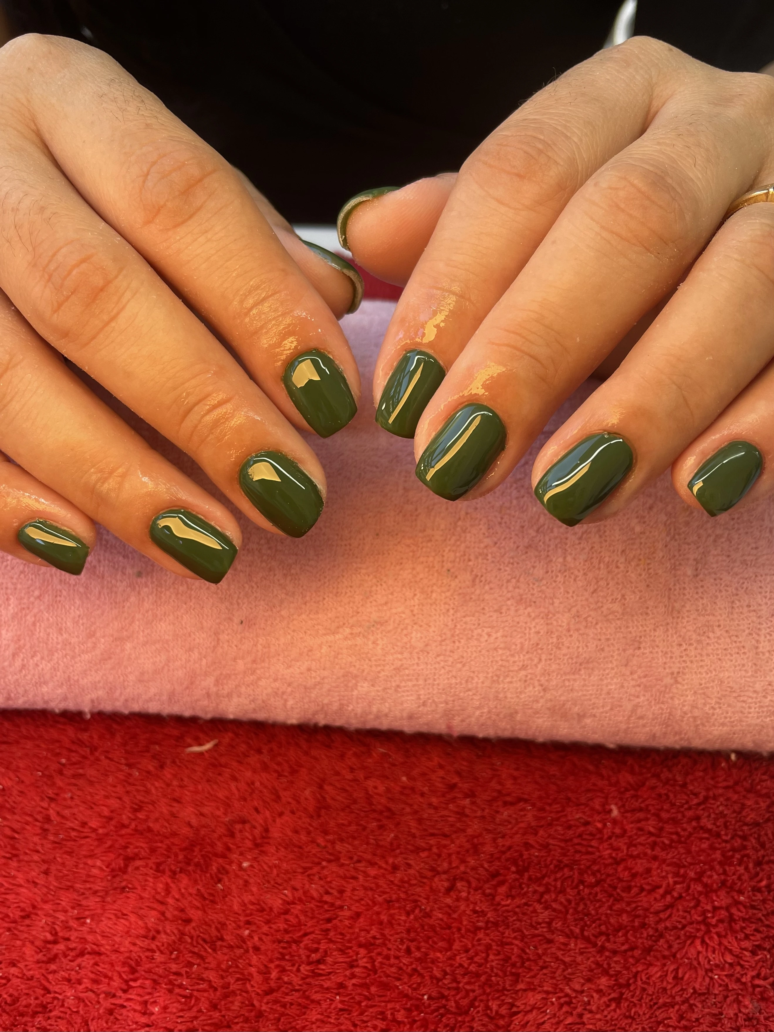Nail art con efecto mármol y detalles dorados