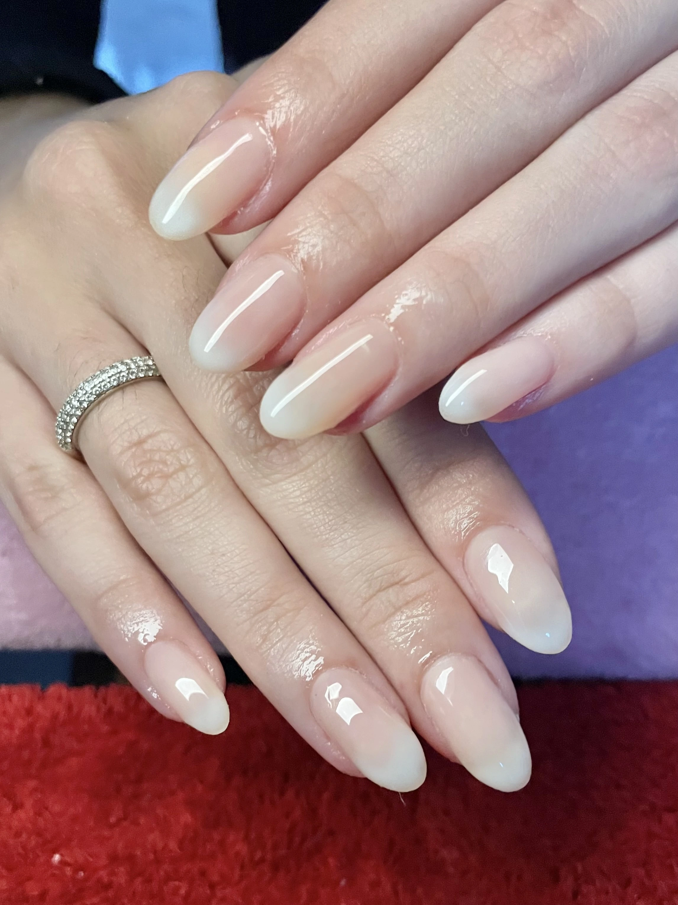Uñas con aplicaciones decorativas