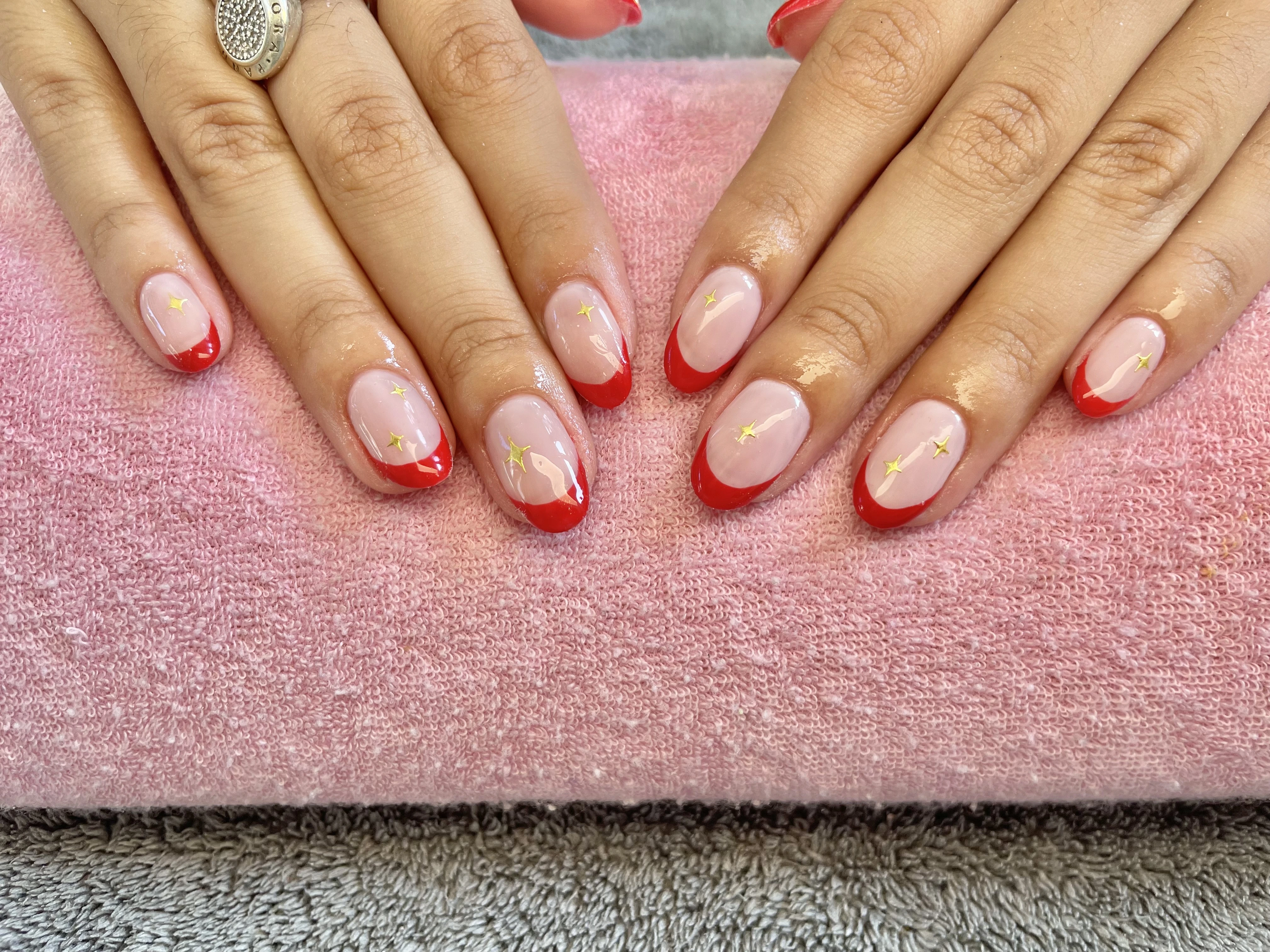 Manicura con diseño abstracto y brillo