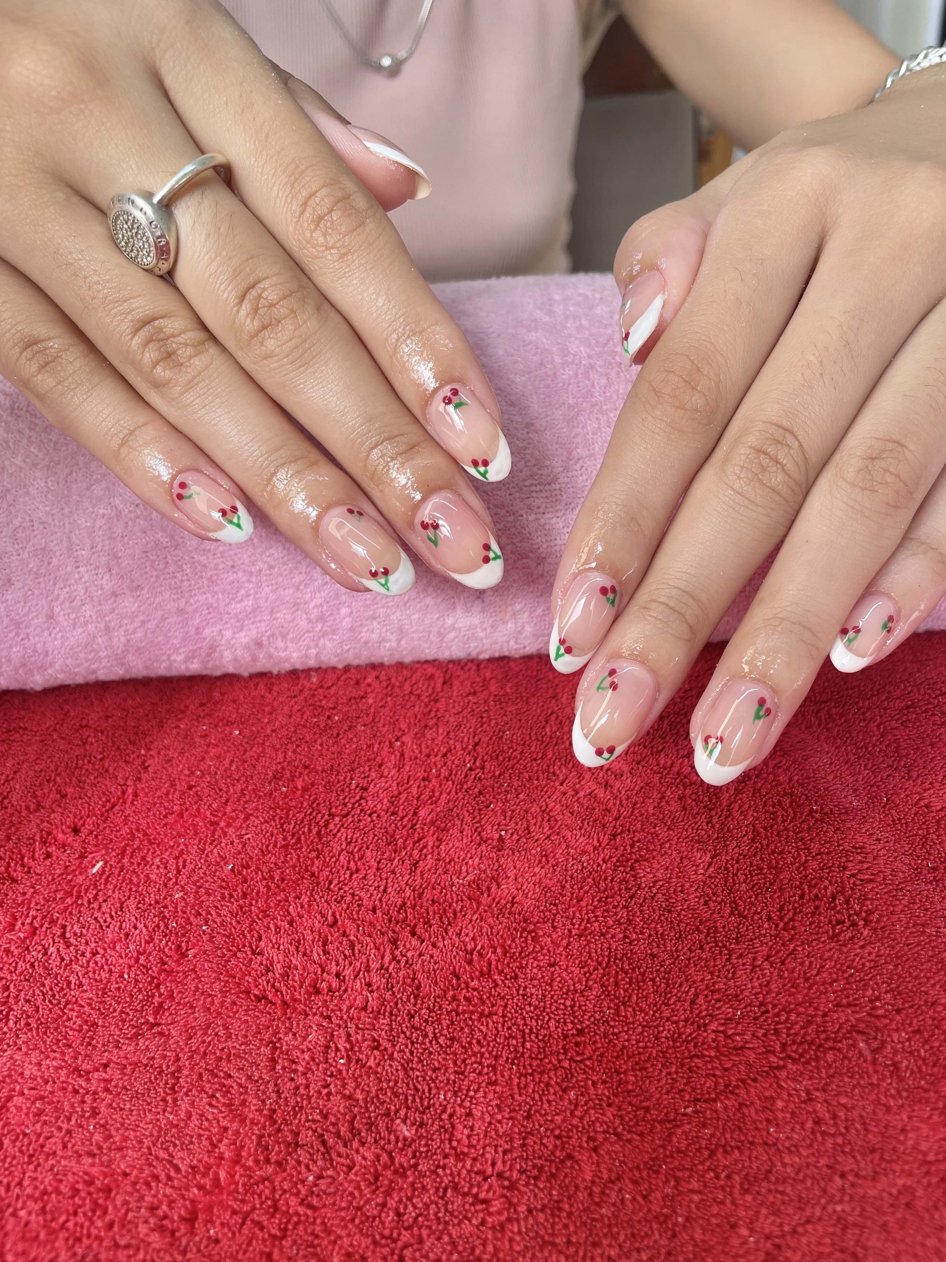 Uñas con efecto texturizado y pedrería