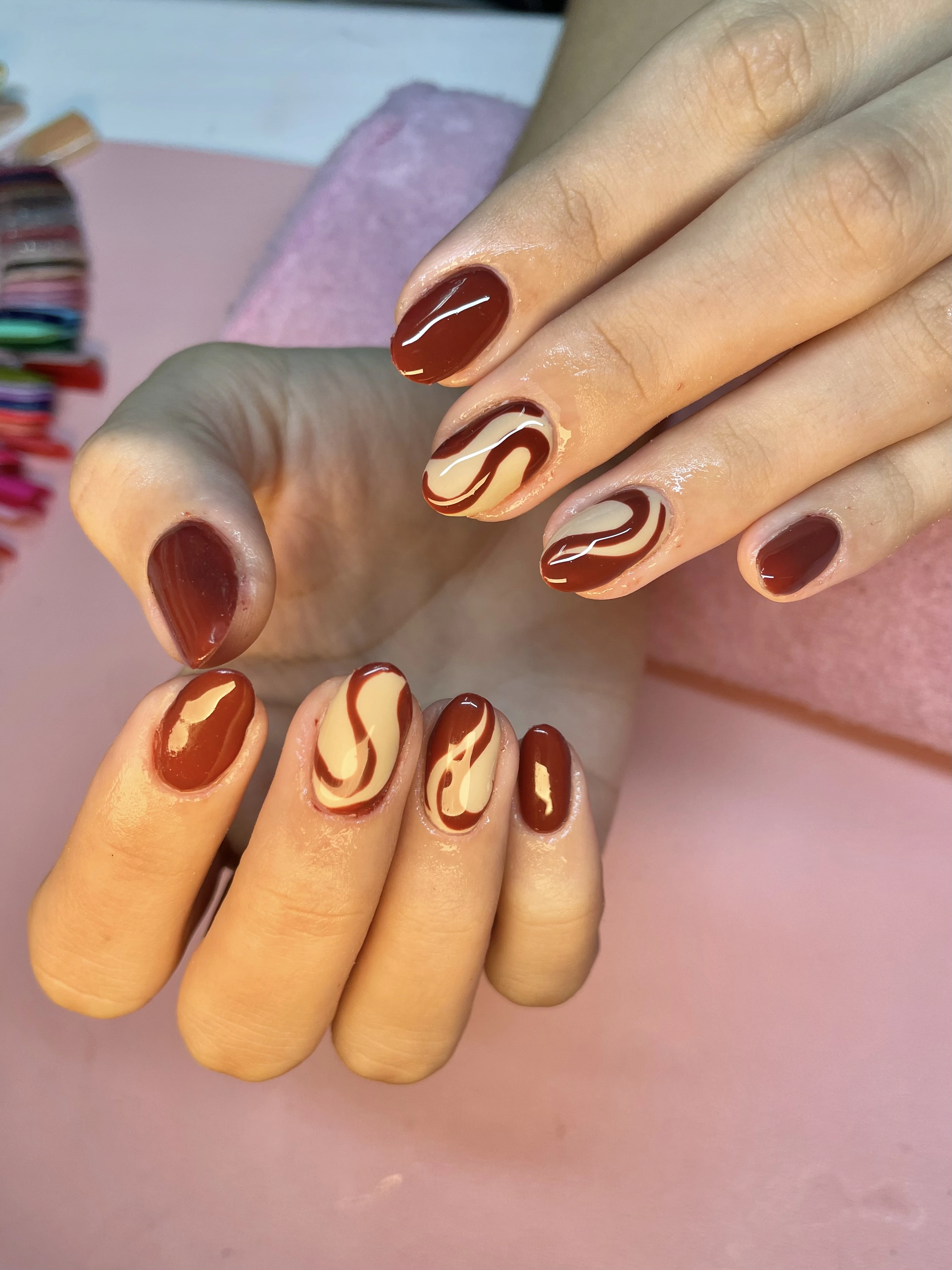 Manicura francesa con detalles elegantes