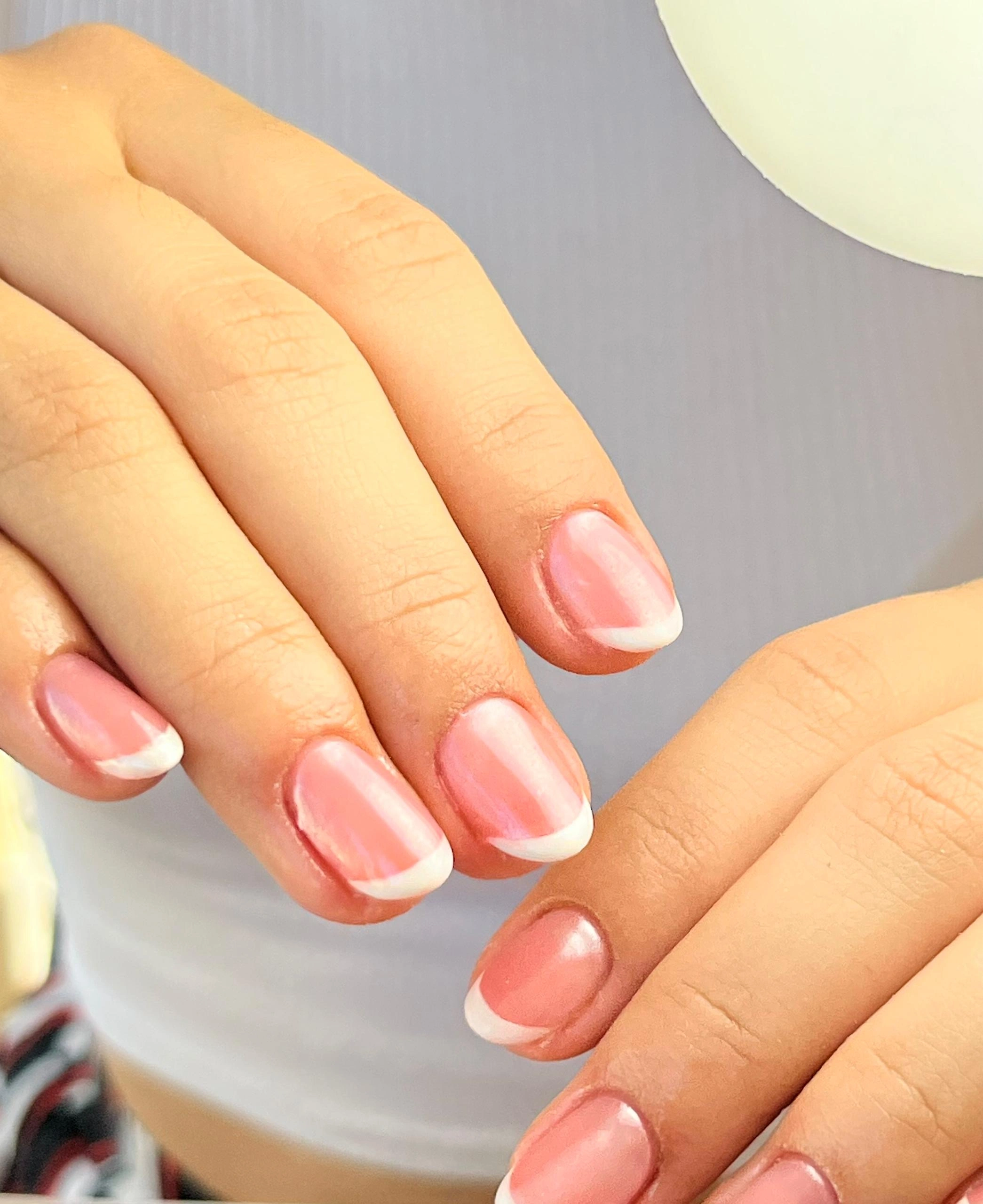 Uñas con acabado satinado y sutiles brillos