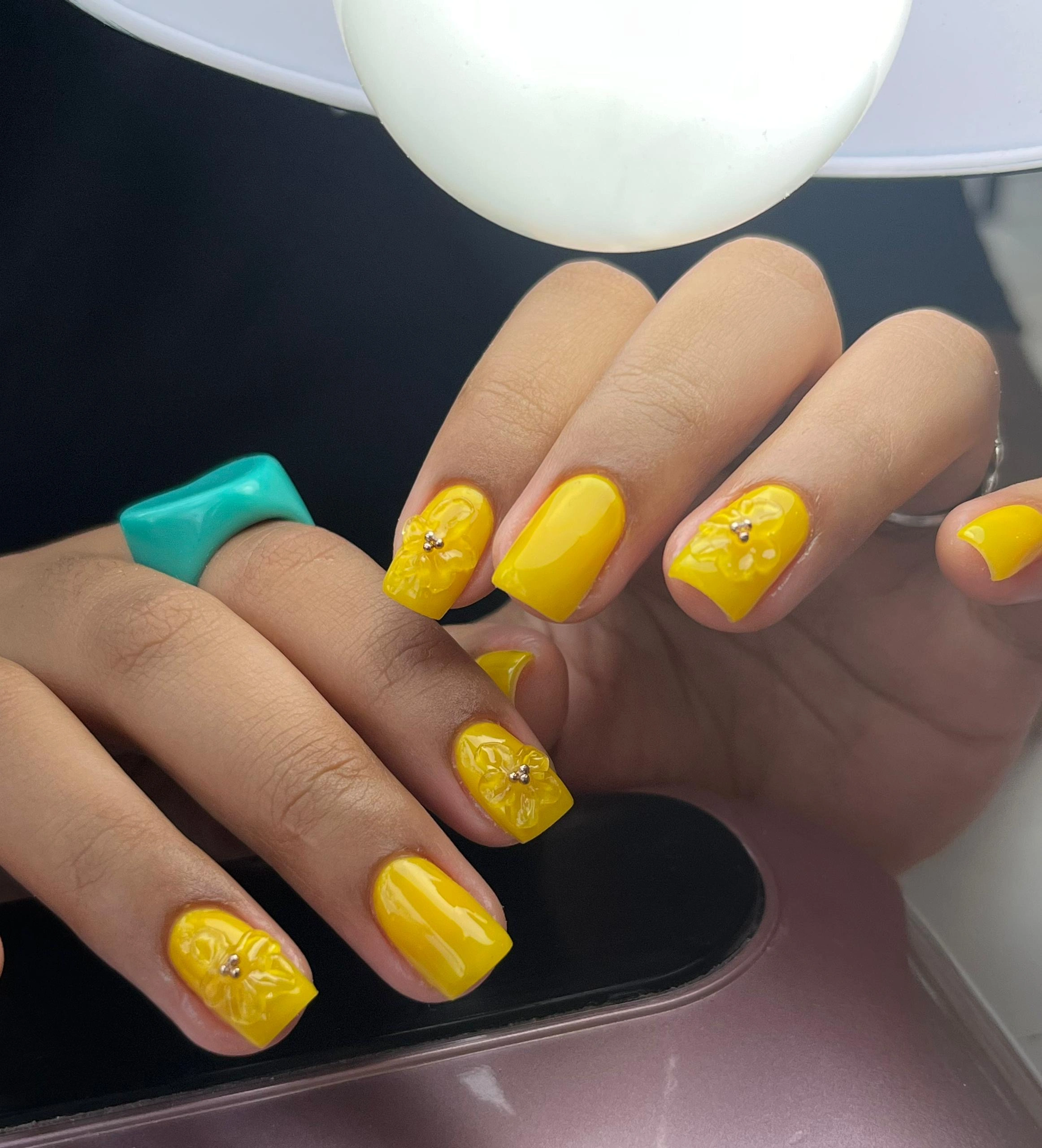 Manicura artística con combinación de texturas