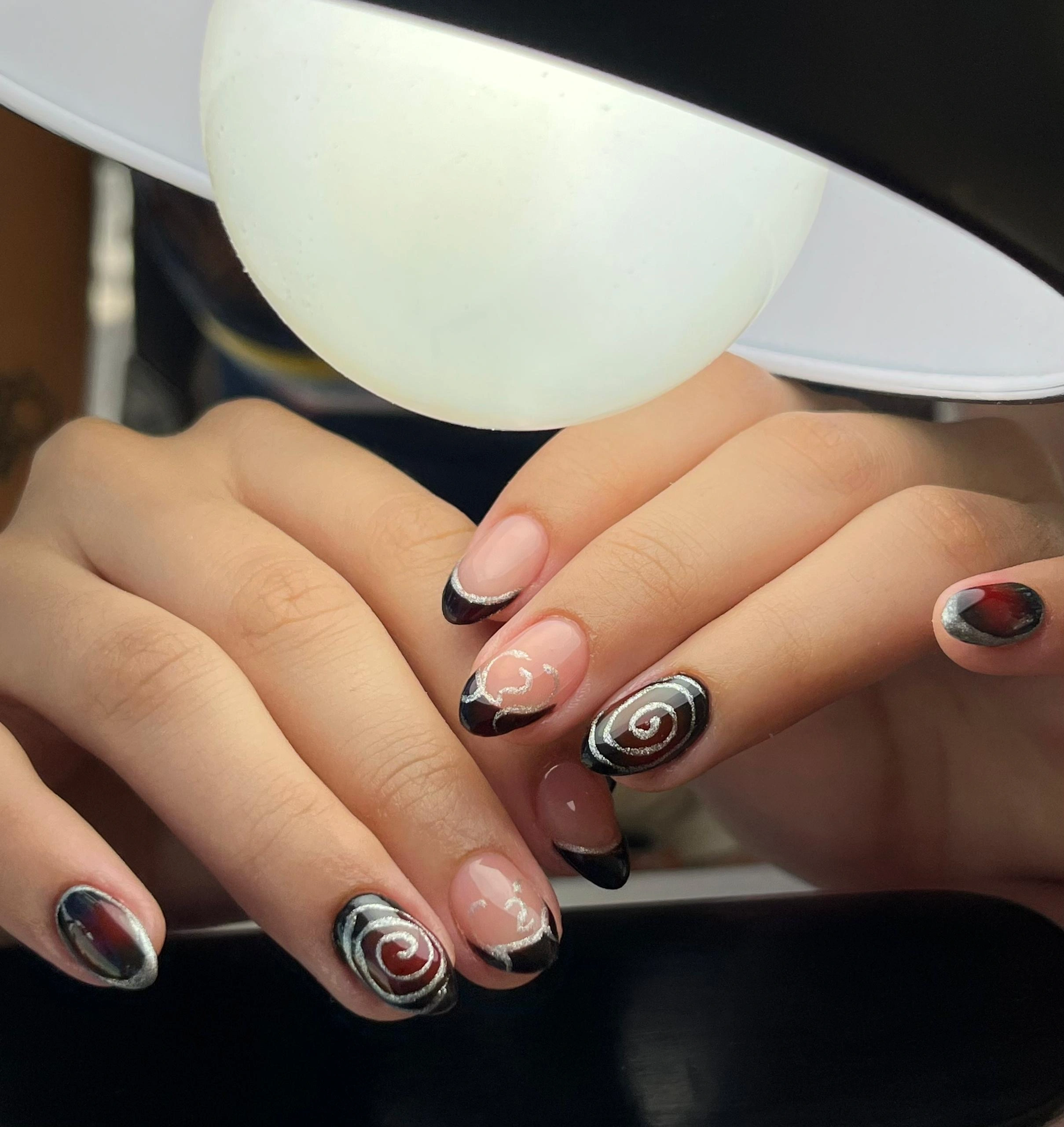 Uñas con estilo vanguardista y colores de temporada