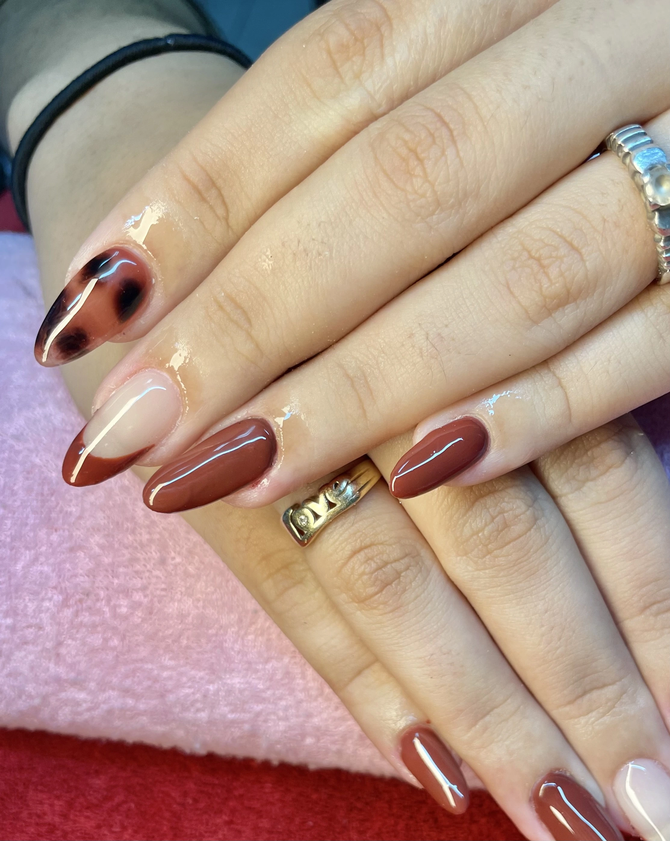 Uñas con diseño geométrico y acabado brillante