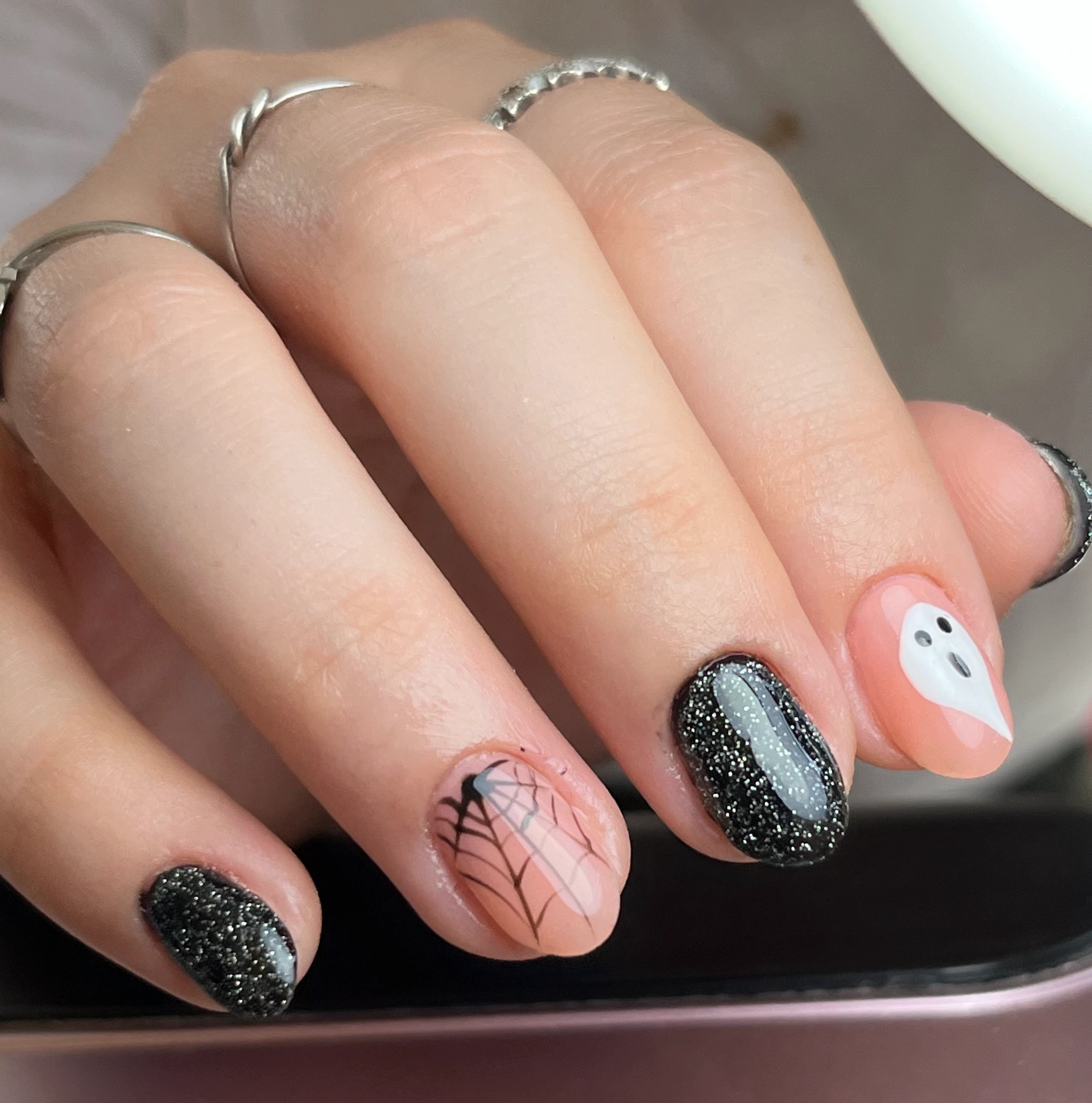 Manicura fresca y juvenil con colores alegres