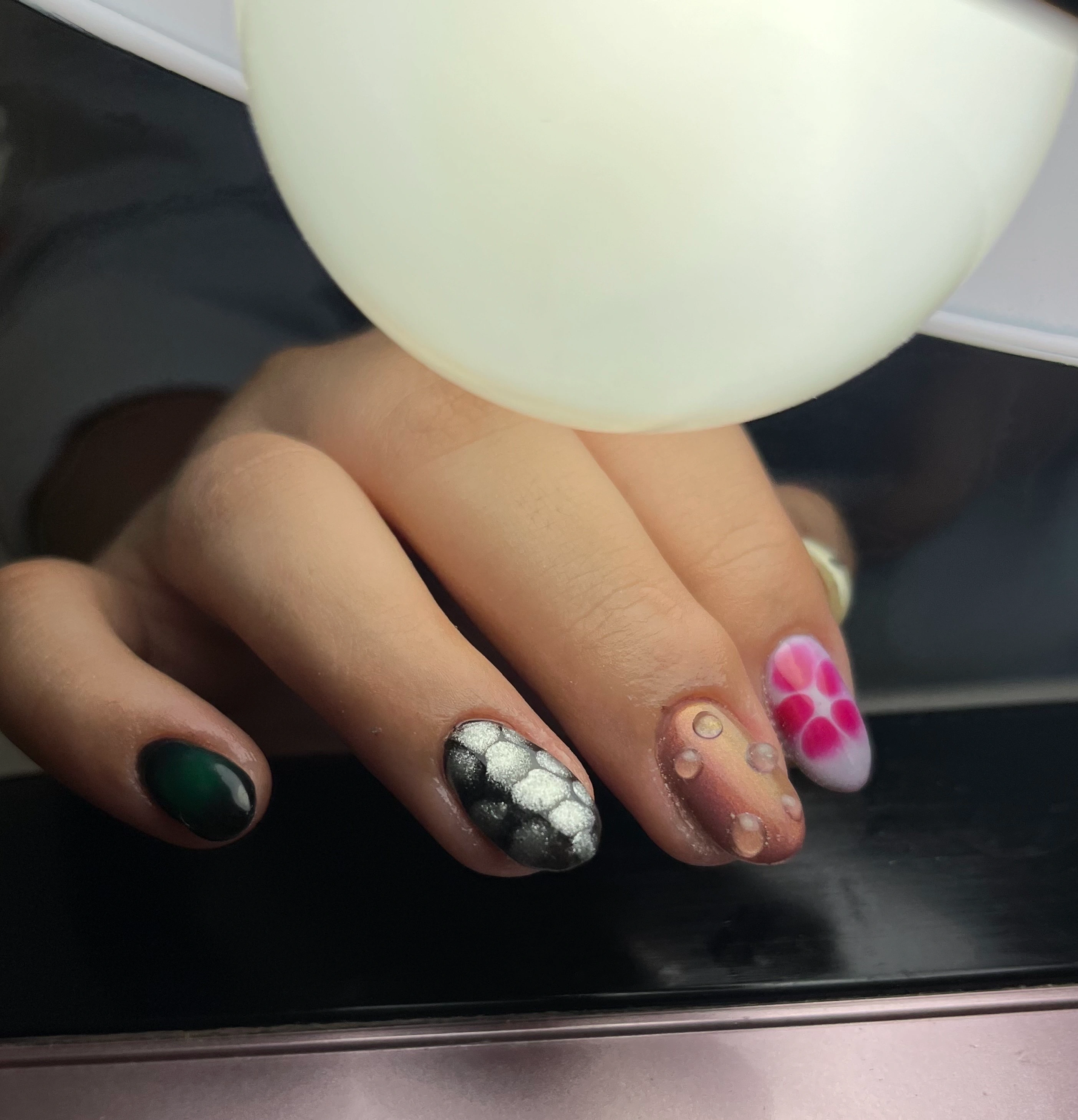 Uñas minimalistas con un toque chic